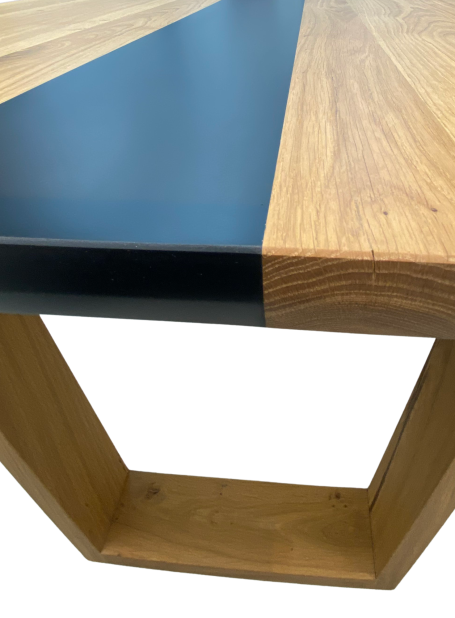 Table de salle à manger en chêne massif et résine époxy fabriquée artisanalement par Cay Design en Isère