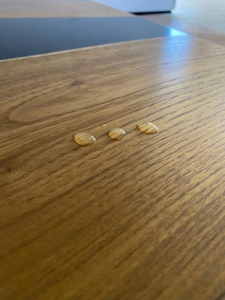 Test de résistance aux taches sur une table en bois massif
