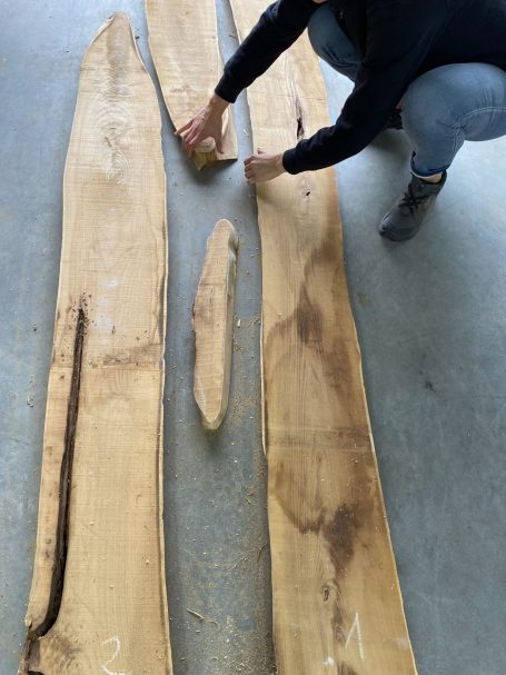 Disposition des plateaux bois pour définir le design d'une table rivière