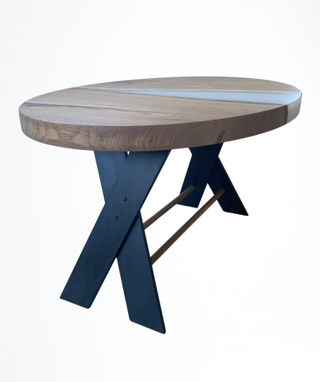 Détail de la résine époxy blanc laiteux de la table Aloma