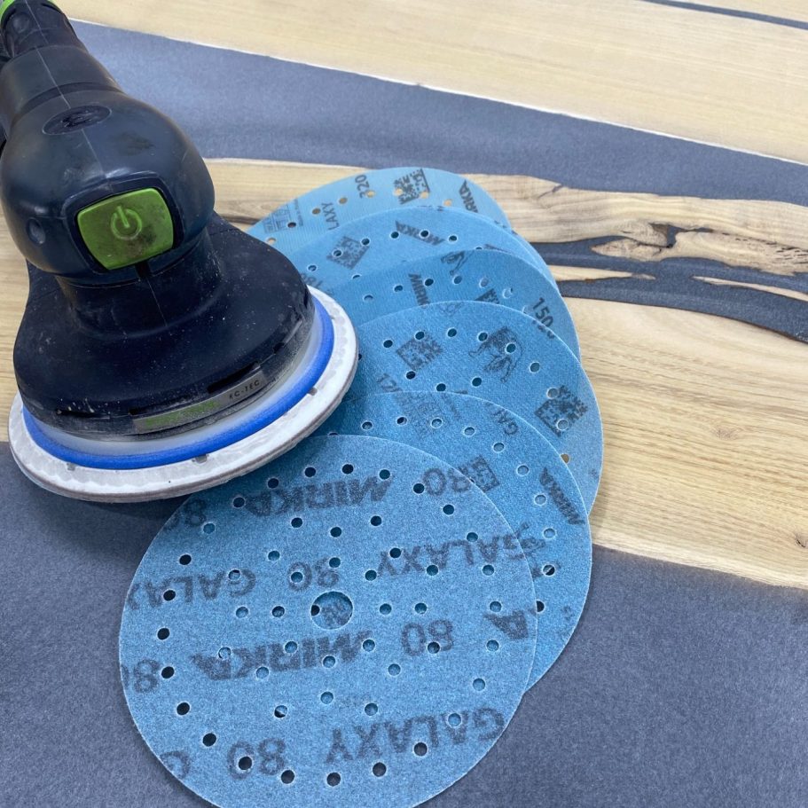 Comment Cay Design choisit le plateau bois pour une table rivière
