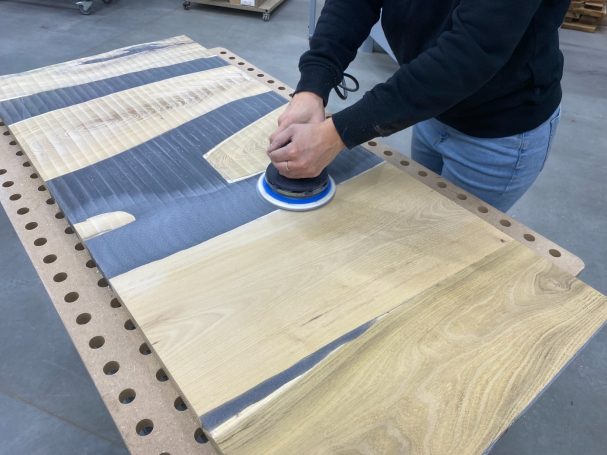 Ponçage d'une table rivière en bois massif et résine époxy