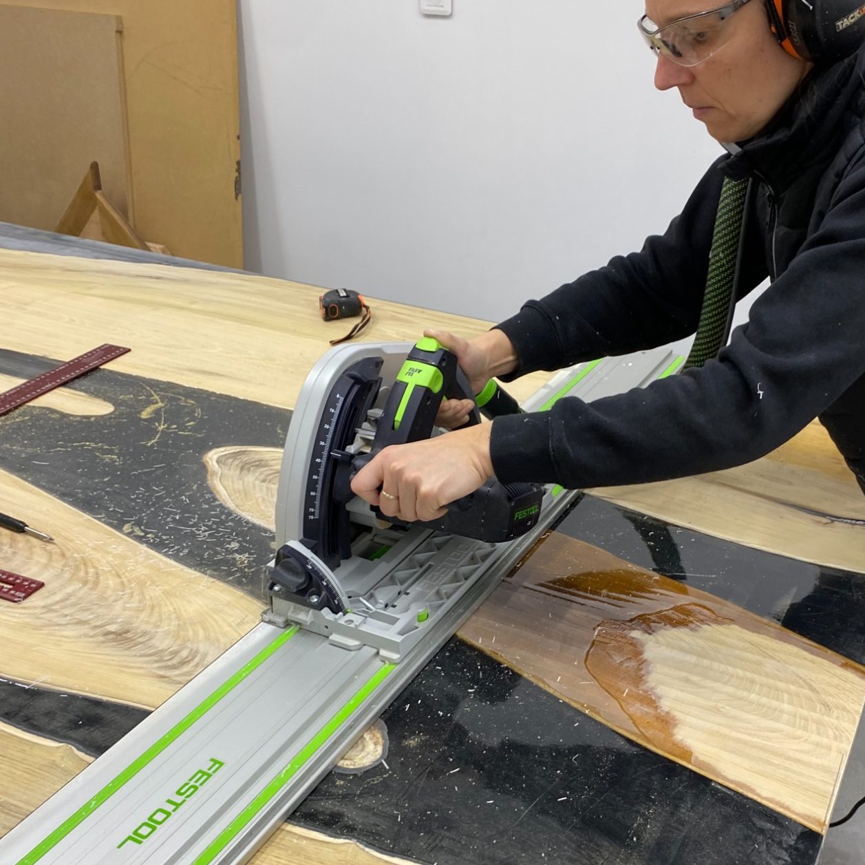 Comment Cay Design choisit le plateau bois pour une table rivière