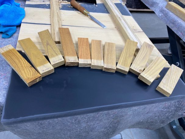 Échantillons de teintes pour finition d'une table en bois massif