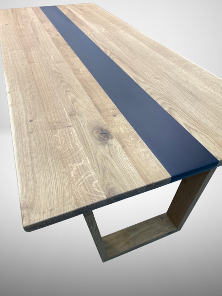 Table de salle à manger en chêne massif et résine époxy fabriquée artisanalement par Cay Design en Isère