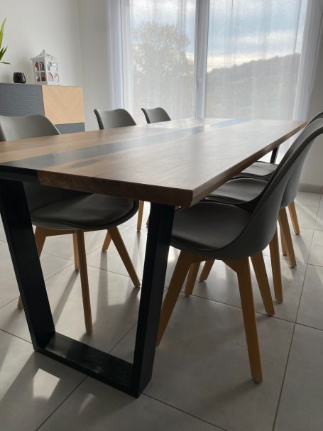 Table de salle à manger en chêne massif et résine époxy fabriquée artisanalement par Cay Design en Isère