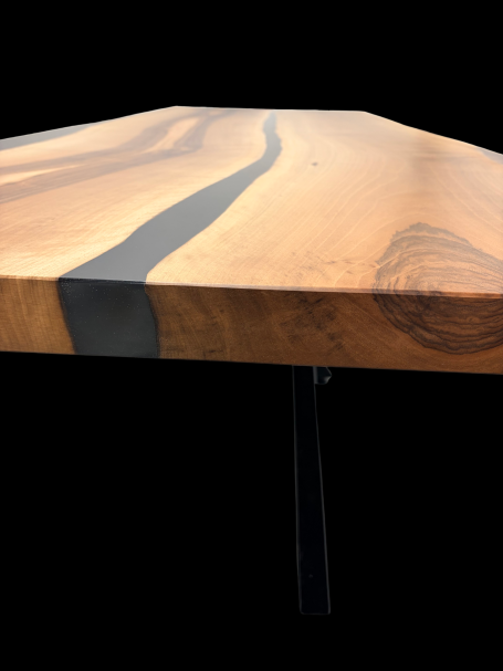 Table Maesta en bois massif fabriquée sur mesure par Cay Design