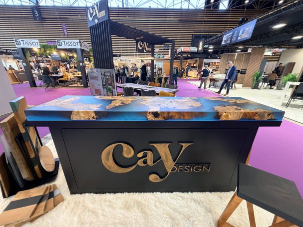 Comptoir artisanal en charme massif avec résine époxy translucide bleue réalisé par Cay Design