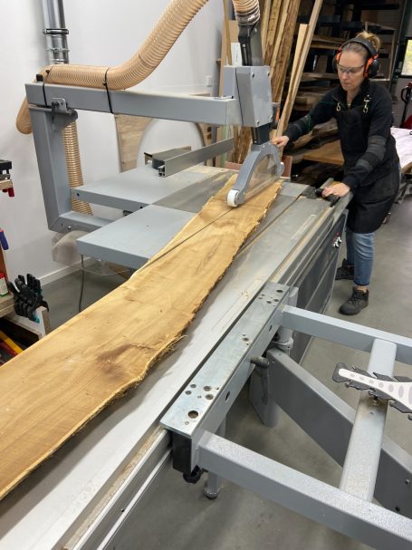 Préparation des plateaux en bois massif avant fabrication d'une table rivière
