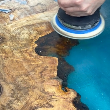 Comment Cay Design choisit le plateau bois pour une table rivière
