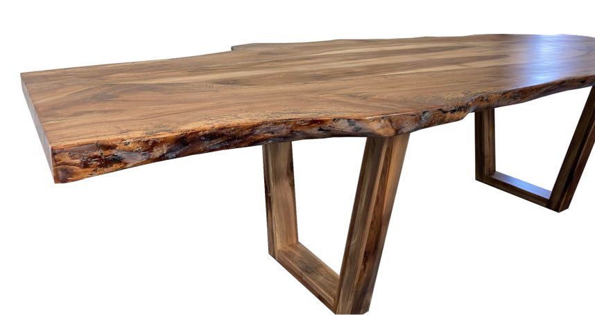 Piètement minimaliste en noyer massif de la table Intarsia