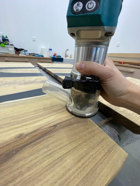 Chanfreinage des arêtes d'une table rivière sur mesure