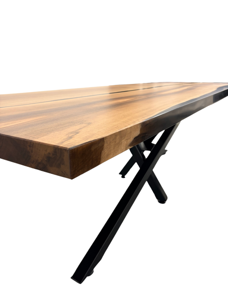 Table Maesta en bois massif fabriquée sur mesure par Cay Design