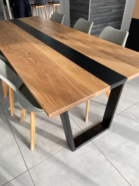 Table de salle à manger en chêne massif et résine époxy fabriquée artisanalement par Cay Design en Isère