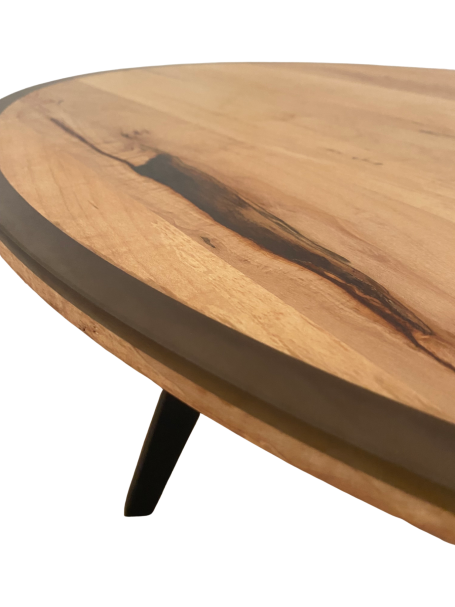 Finition teinte bourbon sur érable massif de la table artisanale Bourbon