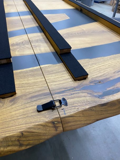 Système de clips permettant l'assemblage des modules du plateau