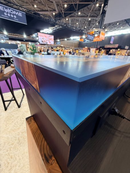 Détail de résine époxy bleu fumé sur comptoir design en bois massif