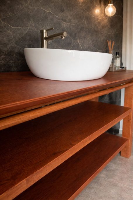 Meuble vasque sur mesure en châtaignier massif teinté par Cay Design