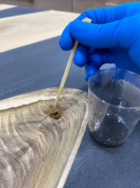 Réparation des micro-trous sur une table rivière en fabrication