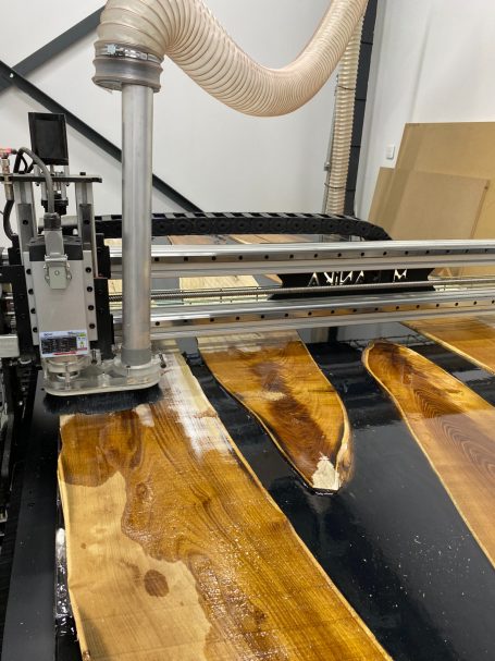 Surfaçage d'une table rivière en bois massif et résine époxy