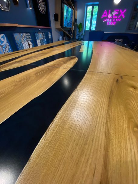 Plateau de billard transformable en table de réception avec bois massif et résine époxy noire